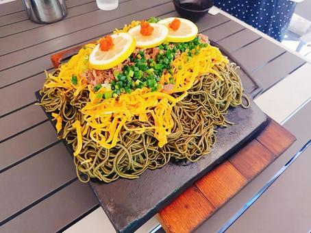 山口県名物の瓦そば 瓦そば,茶そば,錦糸卵の写真素材