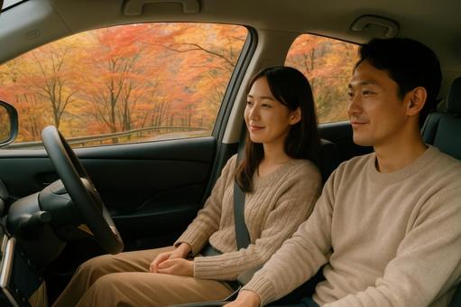 車内で会話を楽しむカップルと秋の風景 車内で会話を楽しむカップルと秋の風景の写真