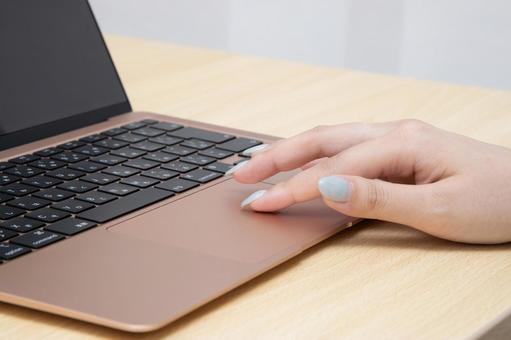 ノートパソコン操作 パソコン,ノートパソコン,ビジネスの写真素材