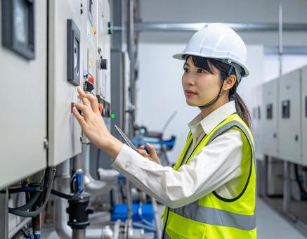 設備を操作・点検する女性作業員のイメージ 設備を操作・点検する女性作業員のイメージの写真