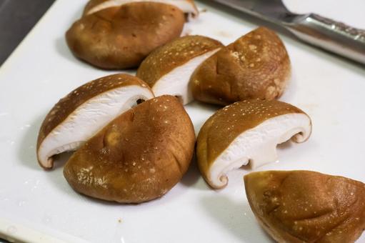 まな板の上のカットした椎茸 椎茸,きのこ,まな板の写真素材