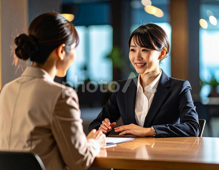 顧客と話をするスーツ姿の女性 女性,営業,ビジネスウーマンの写真素材
