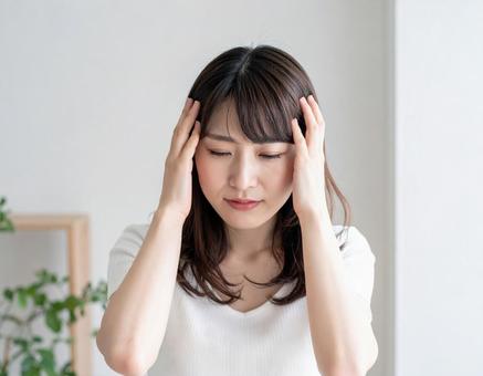 頭を抱える女性 頭を抱える女性の写真