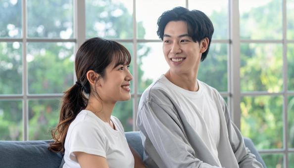 リビングでくつろぐ若いカップルの横顔 リビングでくつろぐ若いカップルの横顔の写真