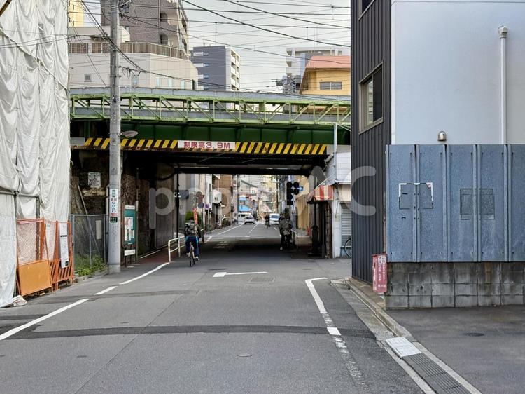 三ノ輪の住宅街 交差点,ビル,都市の写真素材