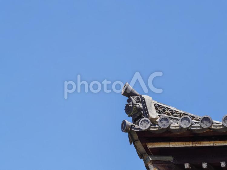 お寺の屋根の鬼瓦 快晴,瓦,屋根の写真素材
