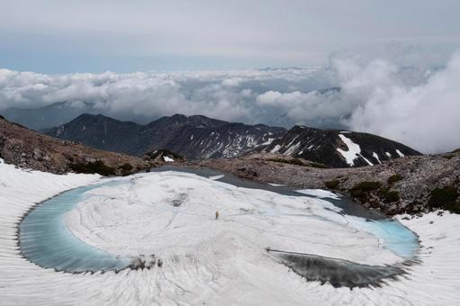翠ヶ池の雪融け 翠ヶ池の雪融け 白山,翠ヶ池,お池巡りの写真素材