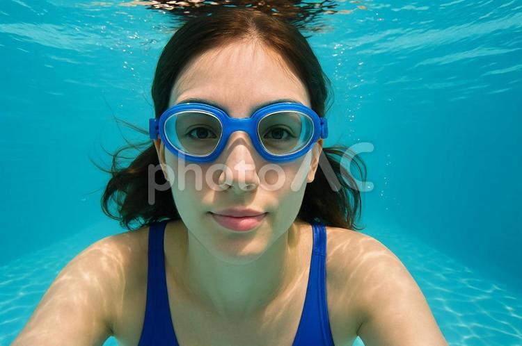 水中でゴーグルをつけて泳ぐ女性・プール プール,水泳,女性の写真素材