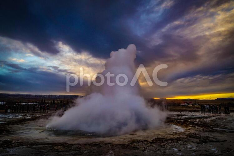 ゲイシール間欠泉と朝焼け（アイスランド） ゲイシール,アイスランド,ゲイシール間欠泉の写真素材