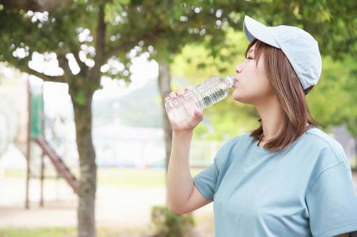 Women playing sports while hydrating ②, खेल, हाइड्रेशन, भोजन, JPG