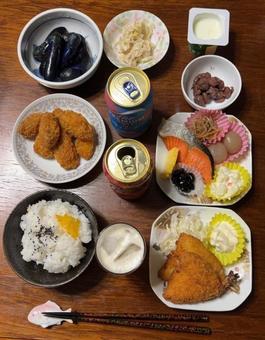 ご飯にごま塩、鮭と鯵フライなどの夕食 ご飯にごま塩、鮭と鯵フライなどの夕食の写真