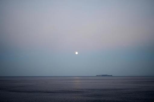熱海から望む初島と月と夕日 熱海から望む初島と月と夕日の写真