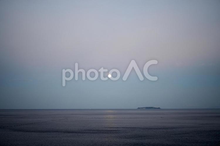 熱海から望む初島と月と夕日 夕焼け,夕日,夕方の写真素材