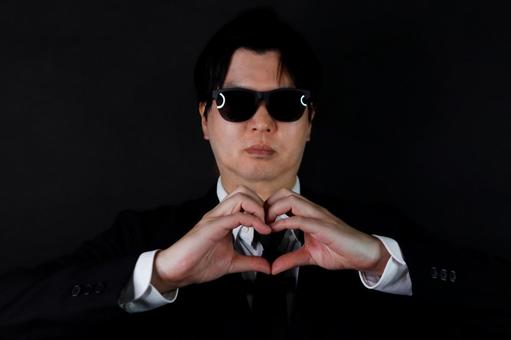 スーツ姿の男性ハートサイン スーツ姿の男性ハートサイン 男性,スーツ,黒いスーツの写真素材