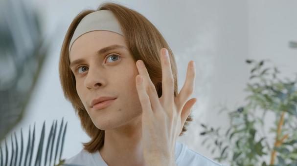 頬をチェックするヘアバンドをした男性 男性,外国人,欧米人の写真素材