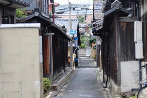 古い日本家屋の路地のある街並み 古い日本家屋の路地のある街並みの写真