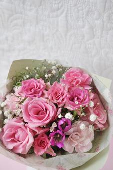 パステルピンクの薔薇の花束 縦構図 パステルピンクの薔薇の花束 縦構図 バラ,花束,花の写真素材