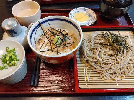 Photo, soba in soup with slices of boiled fish paste, shiitake mushrooms, greens, seaweed, etc., wasabi rice, shimane, 