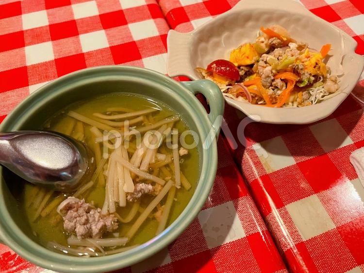 東京、タイ料理屋のスープとサラダ 東京,タイ料理屋,タイ料理の写真素材