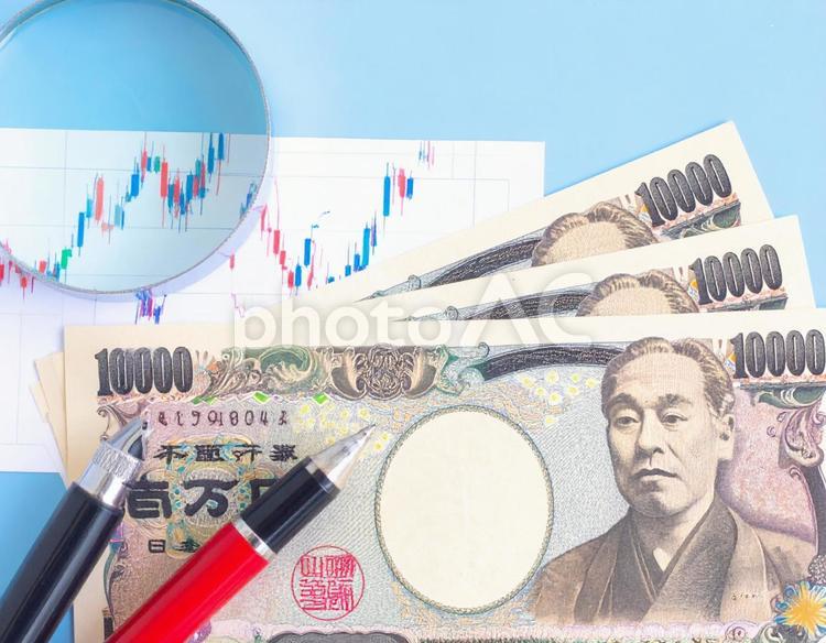 マーケティング　グラフを顕微鏡で見る 顕微鏡,一万円札,赤ペンの写真素材