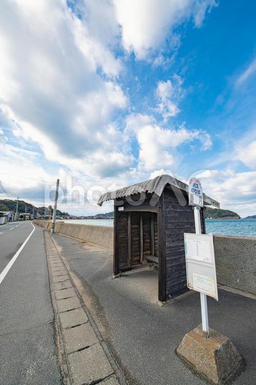 海岸通りの香月のバス停 海,海岸,冬の写真素材