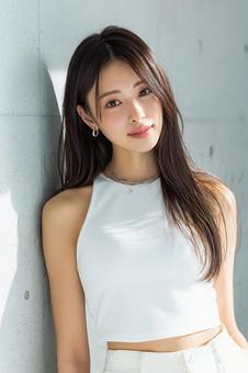 爽やかな笑顔でカメラを見つめる日本人女性 爽やかな笑顔でカメラを見つめる日本人女性の写真