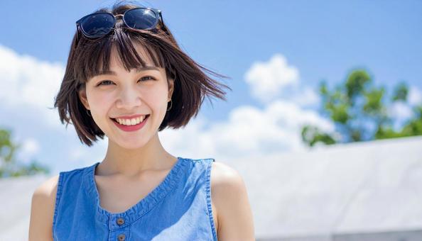 髪をなびかせる女性 髪をなびかせる女性の写真