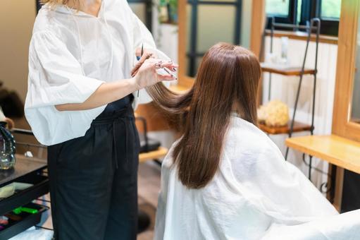 在美容院剪頭髮的女人 在美容院剪頭髮的女人