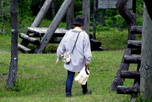 <素材>真夏の公園を散歩する女性の後ろ姿 <素材>真夏の公園を散歩する女性の後ろ姿 女性,人物,風景の写真素材