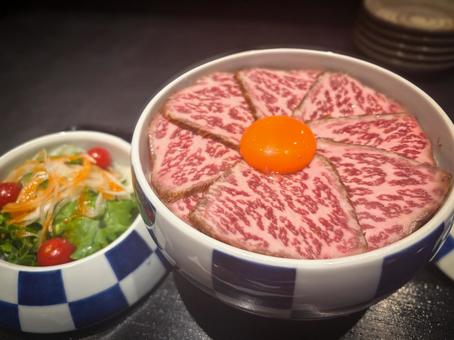 卵黄をのせた贅沢和牛丼と彩り野菜のセット 卵黄をのせた贅沢和牛丼と彩り野菜のセット 和牛丼,牛肉,卵黄の写真素材