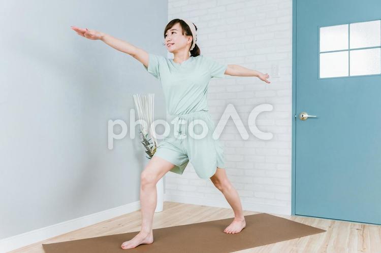 家でヨガをするおしゃれな日本人女性 ヨガ,女性,ストレッチの写真素材