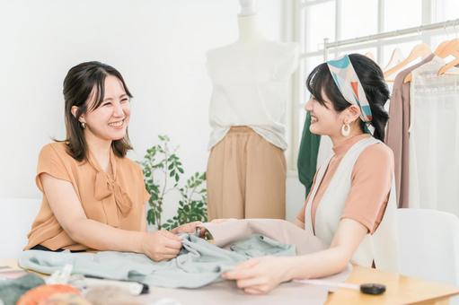 アパレル・ファッションデザイナーの女性 アパレル・ファッションデザイナーの女性 アパレル,ファッションデザイナー,オーダーメイドの写真素材