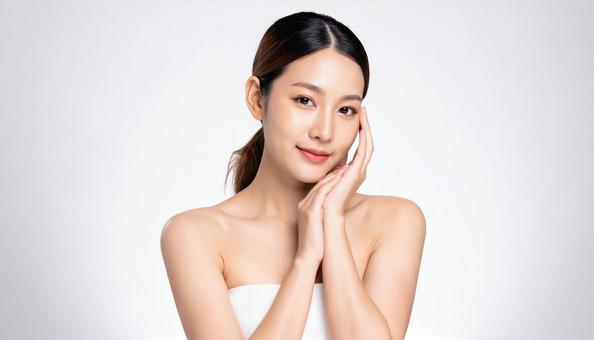 韓国風のスキンケアをする女性 韓国風のスキンケアをする女性の写真