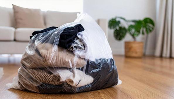 透明なゴミ袋に入れた服 透明なゴミ袋に入れた服の写真