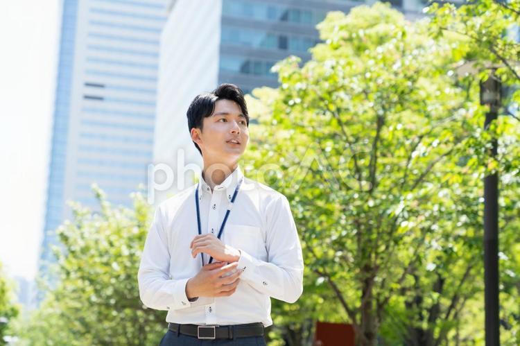 オフィス街の若いビジネスマン ビジネスマン,ビジネス,若いの写真素材