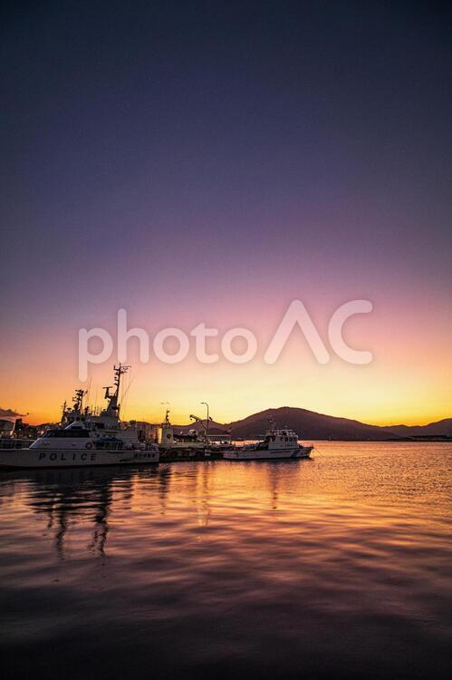 夕暮れの海 夕焼け,船,港の写真素材