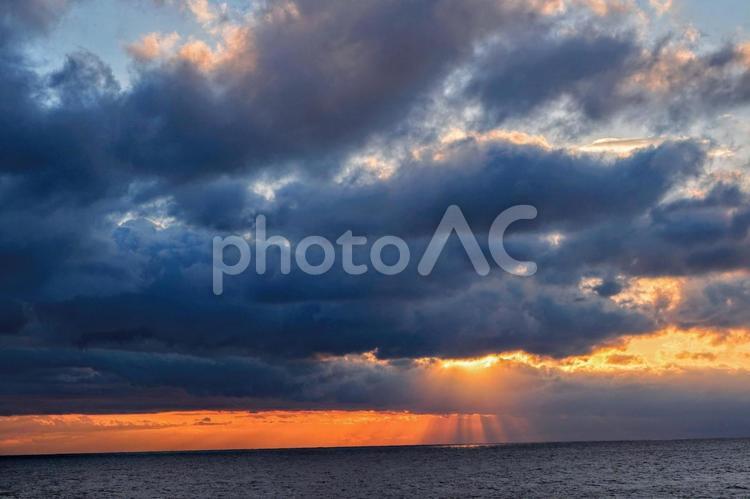 海上から見る太平洋の夜明け 伊豆諸島,夜明け,朝の写真素材