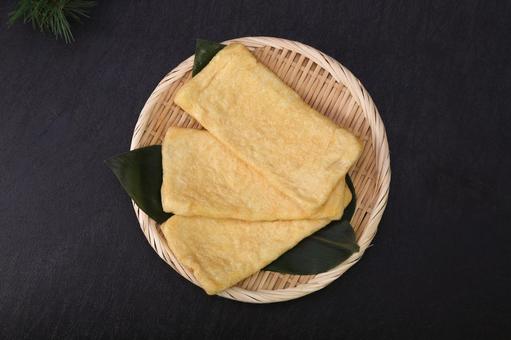 油揚げ 油揚げ 油揚げ,稲荷揚げ,揚げ物の写真素材