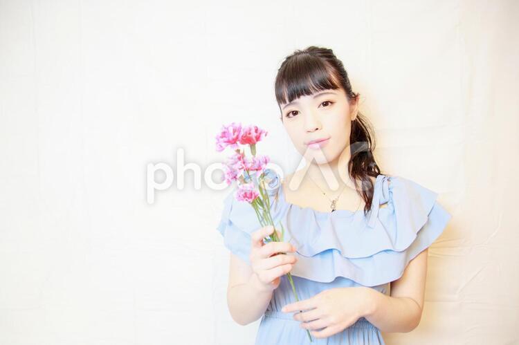 母の日を祝う水色ワンピースの女性 女性,母の日,美人の写真素材