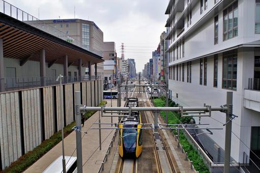 宇都宮駅前から出発するライトライン ライトライン,宇都宮ライトレール,路面電車の写真素材