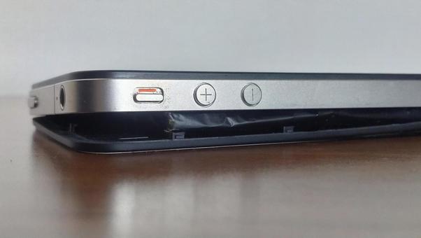 スマホのバッテリーが膨張 裏ブタが浮く スマホのバッテリーが膨張 裏ブタが浮くの写真