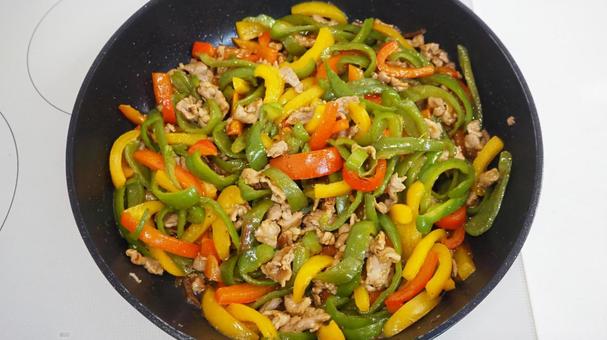 パプリカとピーマンの青椒肉絲・家庭料理 青椒肉絲,パプリカ,ピーマンの写真素材