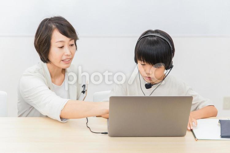パソコンスクールで使い方を教える講師 パソコンスクール,コンピュータ教室,英会話の写真素材