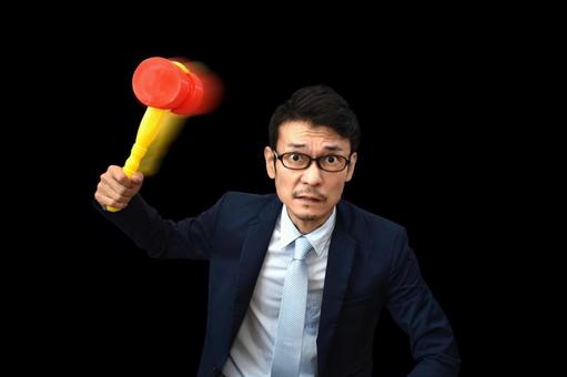 ピコピコハンマーを振りかぶるスーツの男性 ピコピコハンマーを振りかぶるスーツの男性 ビジネスマン,ピコピコハンマー,怒りの写真素材