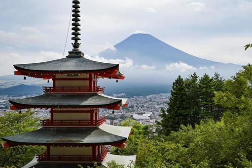 山梨・新倉富士浅間神社と富士山の景観 新倉富士浅間神社,富士山,五重塔の写真素材