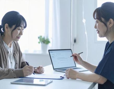 同意書にサインする患者 同意書にサインする患者の写真
