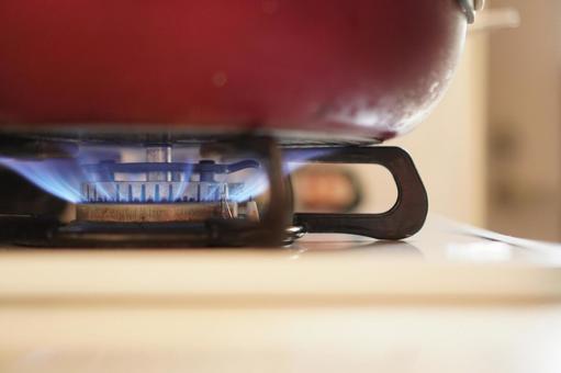 加熱されているフライパン 炎,コンロ,フライパンの写真素材