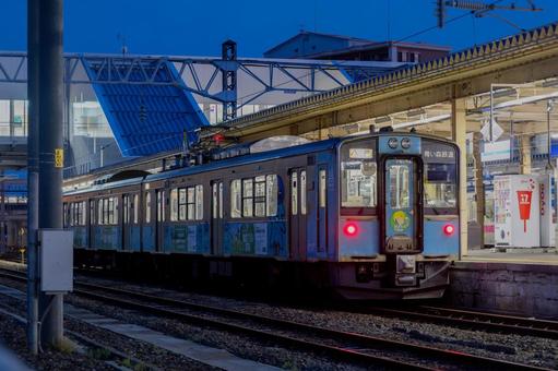 夕闇にひっそり佇む鉄道車両 夕闇にひっそり佇む鉄道車両 青い森鉄道,鉄道,車両の写真素材