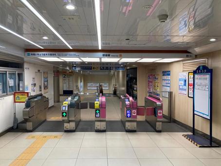 東京メトロ銀座線 外苑前駅改札口 東京メトロ銀座線 外苑前駅改札口 港区,青山二丁目,ホームの写真素材