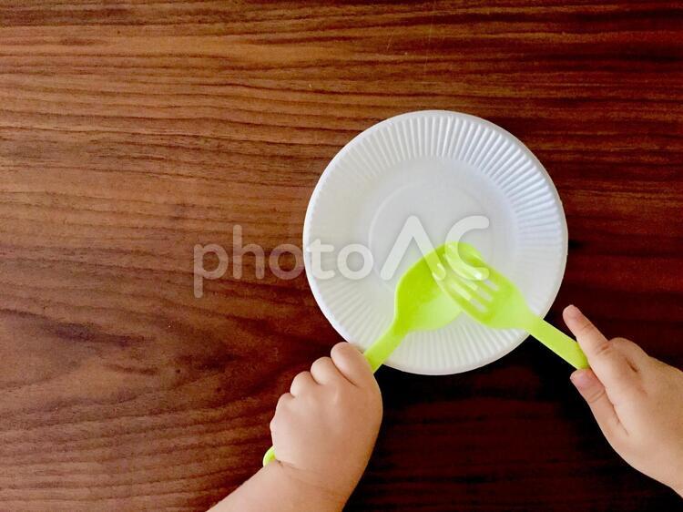 おやつを待つ子供の手 (黄緑色のカトラリー) おやつ,カトラリー,子供の手の写真素材